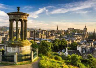 Die Sonne geht über der Stadt Edinburgh, Schottland, auf