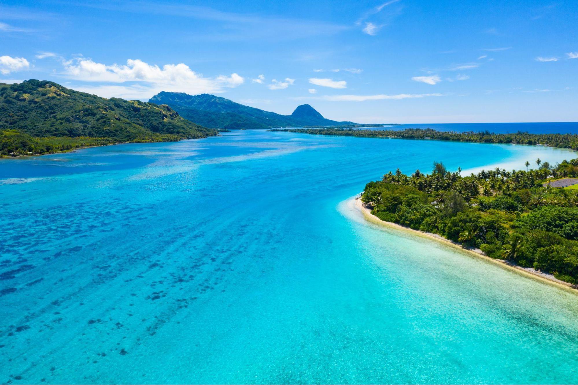 Der hellblaue Ozean liegt zwischen den Inselkanälen von Huahine, Französisch-Polynesien
