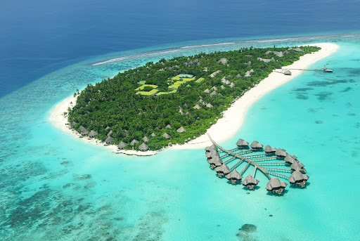 Eine Luftaufnahme einer Insel auf den Malediven liegt umgeben von klarem blauem Ozean
