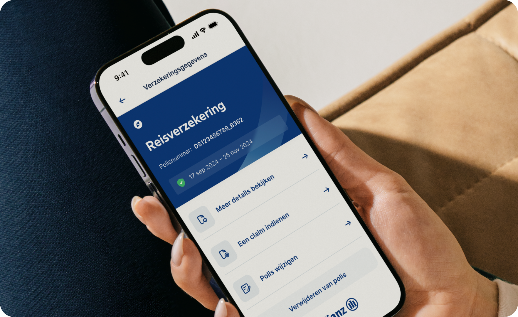Een afbeelding van de hand van een vrouw die een smartphone vasthoudt met de details van de reisverzekering van Allyz.